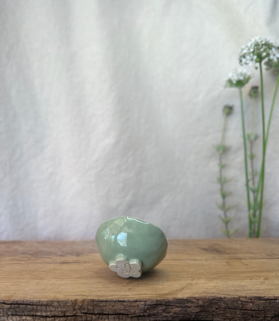 Blomstereng smykkeskål - 5,5 cm.
