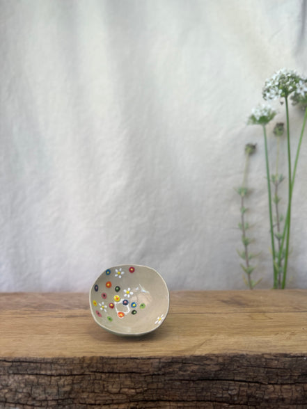 Blomstereng smykkeskål - 5,5 cm.