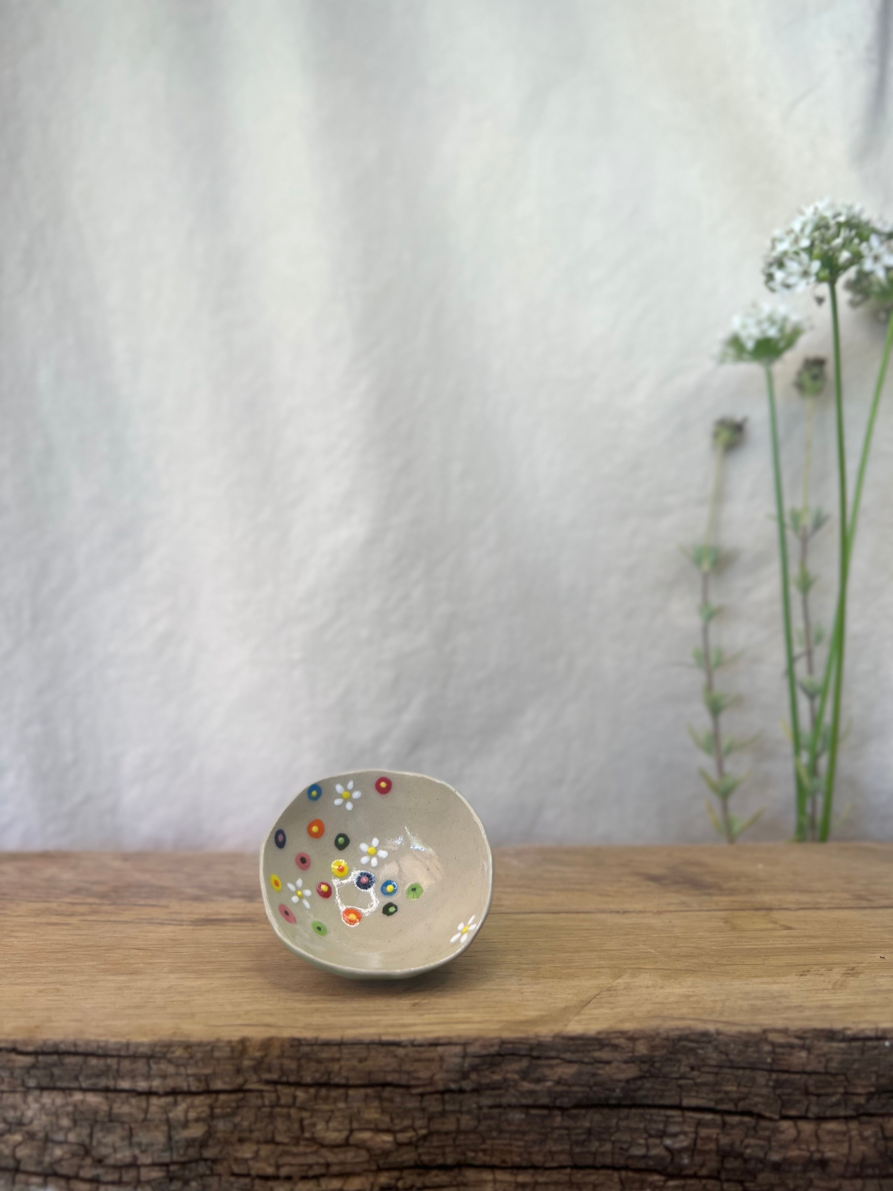 Blomstereng smykkeskål - 5,5 cm.